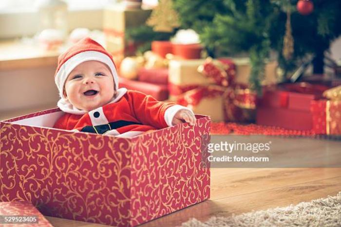 Choisir des cadeaux adaptés à un bébé de cet âge qui favorise son développement et lui apportera de la joie